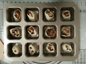 9.等量切成12份（可以参考揉面垫下面的尺寸等量切）放入不沾12连烤盘内