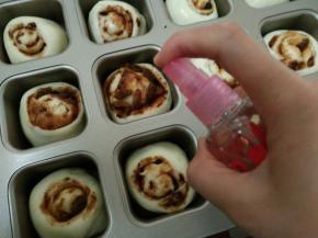 11.发酵好的面团取出表面喷水