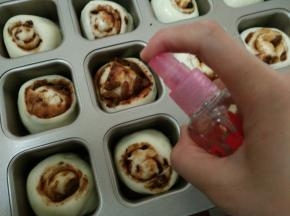 11.发酵好的面团取出表面喷水