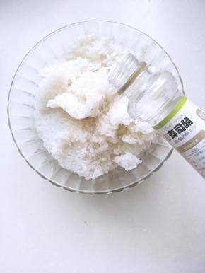 材料；剩米饭一碗，寿司醋适量，金枪鱼一罐，蜜红豆200克，寿司萝卜4根