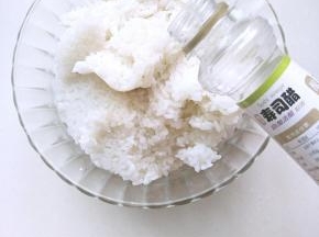 材料；剩米饭一碗，寿司醋适量，金枪鱼一罐，蜜红豆200克，寿司萝卜4根