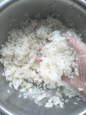 做法；米饭加入寿司醋搅拌均匀