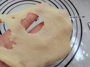 1.称量好油皮的材料将油皮混合均匀，揉至扩展阶段