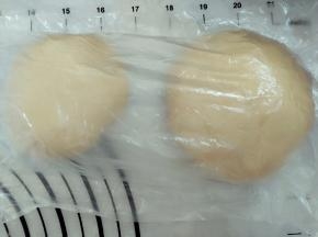 3.油酥油皮盖保鲜膜静置半小时