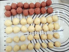 4.将油皮 油酥 馅料分别分成16等份