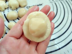 5.取一个油皮擀圆，擀至成中间厚两边薄，放入油酥