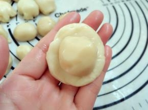 5.取一个油皮擀圆，擀至成中间厚两边薄，放入油酥