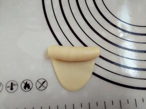 8.取静置好的面团擀成牛舌状  卷起来静置