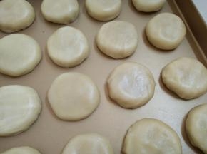 13.捏紧收口，收口朝下放入烤盘中