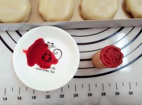 14.滴几滴食用色素放入小碟子中