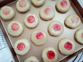 15.用印章沾取色素，印在鲜花饼上即可 烤箱中层175度30分钟左右即可.出炉放凉