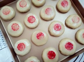 15.用印章沾取色素，印在鲜花饼上即可 烤箱中层175度30分钟左右即可.出炉放凉