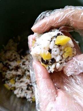 剩余的米饭和食材我捏成了饭团