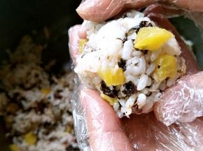 剩余的米饭和食材我捏成了饭团