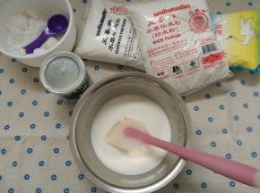 1.将牛奶 油 糖粉 炼乳倒入容器中混合均匀