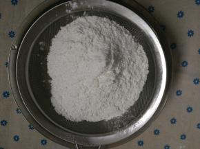 2.将所有粉类混合筛入液体中