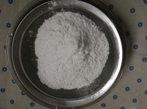 2.将所有粉类混合筛入液体中