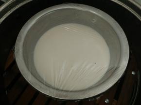 4.面糊盆上盖上保鲜膜放入蒸锅蒸制30分钟左右（防止水份滴入）