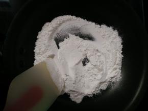 5.糯米粉放入炒锅内炒制微黄，不要炒糊了,备用