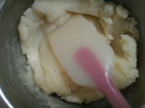 6.蒸制好的面糊取出用刮刀拌至均匀，温热后用手揉至光滑