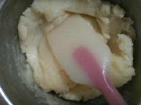 6.蒸制好的面糊取出用刮刀拌至均匀，温热后用手揉至光滑