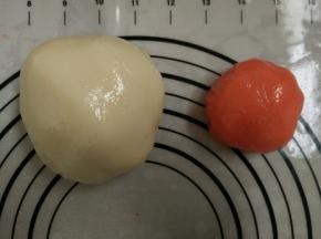 7.取出100克放入2滴红色色素揉均匀（可以放红曲米粉，我家里没有了，又想做出漂亮的花朵所以用了两滴色素）