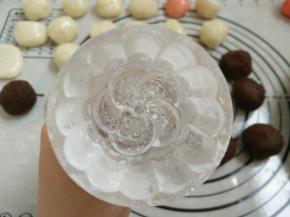 9.月饼模具涂上炒好的糯米粉，涂好后轻拍掉多余的粉