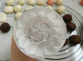 9.月饼模具涂上炒好的糯米粉，涂好后轻拍掉多余的粉