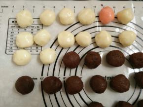 8.饼皮和红豆沙馅料分别分成25克（我的是50克的月饼模具）