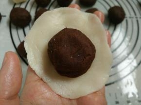 10.把分割好的饼皮擀成中间后边缘薄的圆形即可，包入25克的红豆馅