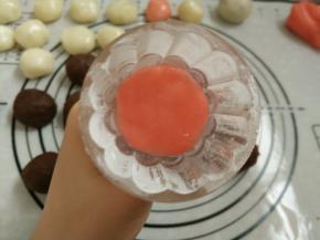 12.月饼花片上放上色素的适量饼皮，只需要盖住花色即可