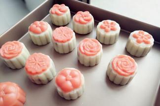 14.轻轻一压，就完成了漂亮的花朵冰皮月饼了
