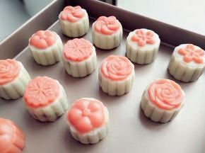 14.轻轻一压，就完成了漂亮的花朵冰皮月饼了