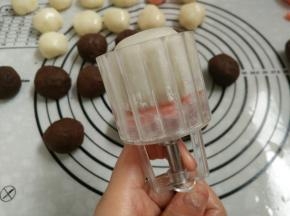 13.把月饼放入模具里