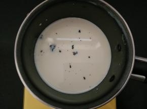 1.香草荚切开刮籽放到牛奶里加热至沸腾，放入冰箱冷藏12个小时，让香味完全释放到牛奶里