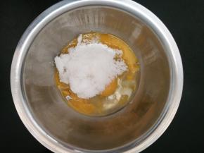 3.把全蛋液 蛋黄和糖混和均匀