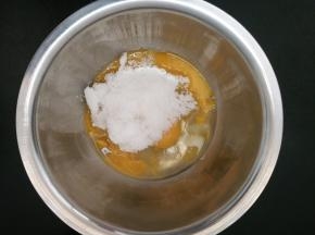 3.把全蛋液 蛋黄和糖混和均匀