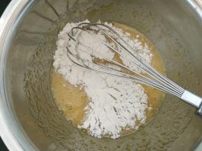 4.筛入面粉拌均匀