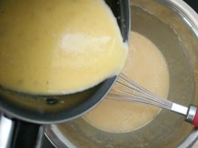 5.在面糊中倒入3分之一的香草牛奶搅拌均匀