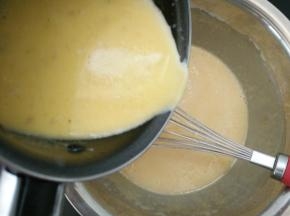 5.在面糊中倒入3分之一的香草牛奶搅拌均匀