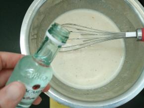 6.再倒入剩余的牛奶，加入朗姆酒