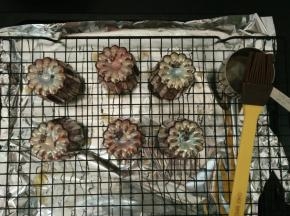 8.将模具放入烤箱180度2-3分钟，取出将模具内部刷上黄油，倒扣到晾网上，沥干多余的黄油（晾网下面放一个烤盘，烤盘里铺上锡纸比较好清洗）