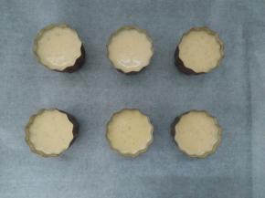 9.将面糊倒入处理好的模具内，九分满