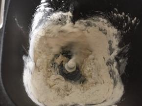 面包机里放入清水、盐、油、面粉、干酵母粉