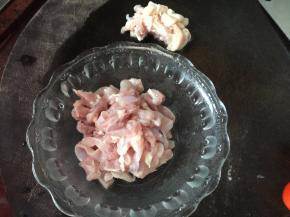 鸡腿肉洗净后去皮切丝