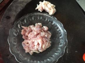 鸡腿肉洗净后去皮切丝