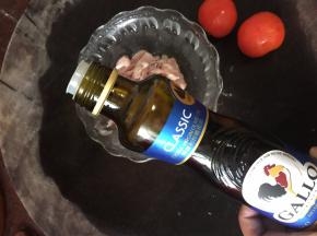 倒入橄榄油