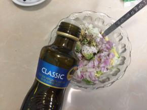 小番茄、牛油果、紫洋葱、白洋葱、香菜切丁放入碗里，加入盐、黑椒碎、橄榄油