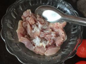 然后加入适量盐搅拌均匀，静置半小时