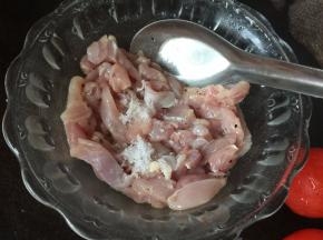 然后加入适量盐搅拌均匀，静置半小时